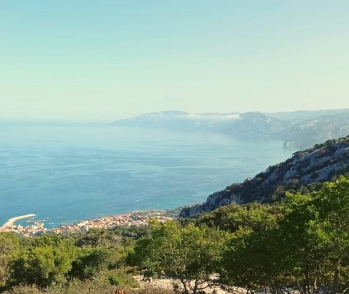 Festeggia la Pasqua in Sardegna Vista di Cala Gonone